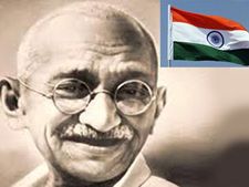 జెండాకు, మహాత్ముడికి అవమానం: మరోవైపు పూజలు