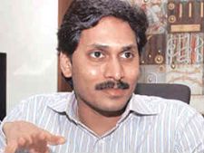 సిఎం ఐతే తొలి సంతకం, సోనియా మెప్పు కోసమే: జగన్
