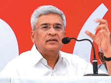 మాకు అధిష్టానాలు, ఢిల్లీ రిమోట్లు లేవు: కారత్