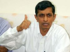 సంకెళ్లతో బస్తాలు మోసి జెపి నిరసన, పాదయాత్ర
