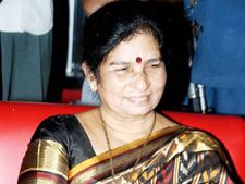 వైయస్ జగన్ అభ్యర్థిపై నేదురుమల్లి రాజ్యలక్ష్మి