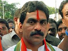 వైయస్‌కు తలవంపులు తెస్తున్నారు: జగన్‌పై లగడపాటి