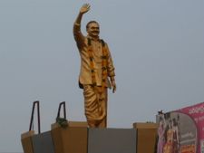 వైయస్ విగ్రహ ఏర్పాటును అడ్డుకున్న స్థానికులు