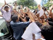  ఓటుతో ఢిల్లీ పెద్దలకు బుద్ధి చెబుతాం: ఓదార్పులో జగన్