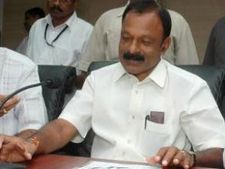 వైయస్ కాంగ్రెసు నేతనే: మంత్రి రఘువీరా రెడ్డి