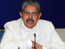  సోనియా చెప్పారు: వాయలార్‌రవి, తప్పని నిరసన సెగ