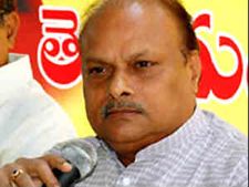 వైయస్ జగన్ అరెస్టు కాకపోవడం వెనుక...: యనమల