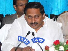 పంతం నెగ్గించుకున్న సిఎం: తన వర్గానికే టికెట్లు