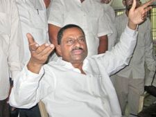 డిఎల్ రవీంద్రా రెడ్డిని కార్నర్ చేస్తున్న నేతలు