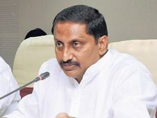 వైయస్ జగన్‌పై ఆ గ్యారంటీ ఇస్తారా: కిరణ్ రెడ్డి ప్రశ్న