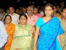 పొడుచుకుతింటున్నారు: షర్మిల, చంపుతామా: విజయ