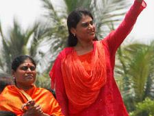 విజయమ్మ, షర్మిళ బ్యాగులు రెండుసార్లు తనిఖీ