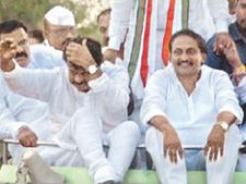  చిరంజీవి, కిరణ్ పైకి చెప్పులు, అంబటి ప్రచారం ఉద్రిక్తం