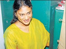 తెలంగాణ కోసమే... కానీ: షర్మిల ఉద్వేగం, చిరుపై ఫైర్