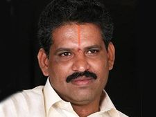 జగన్ పార్టీ నేత చెవిరెడ్డి అరెస్టు, మేకపాటి నిరసన