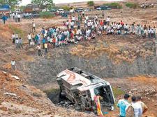 దాడులు: నిన్న లిక్కర్ సిండికేట్.. నేడు ట్రావెల్ ఏజెన్సీస్