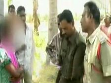 మహిళా కూలీలపై రేప్ యత్నం: పోలీసు కీచకులు