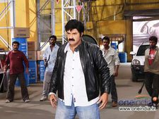 గుడివాడపై కన్నేసిన బాలయ్య: నాని జంప్ గుట్టు?