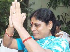 పంతం నెగ్గించుకున్న విజయమ్మ: రేపు జిల్లా బంద్
