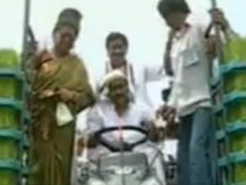 పోలవరంపై రాజకీయం: చేలో వరి నాటేసిన సిఎం కిరణ్