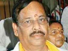 బాబుకు షాక్: వంటేరు వేణుగోపాల్ రెడ్డి రాజీనామా