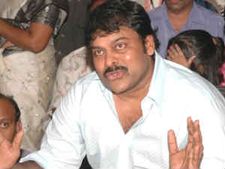 చిరు ఫ్లెక్సీ పెట్టాలంటూ కాంగ్రెసు సభలో ఫ్యాన్స్ రచ్చ