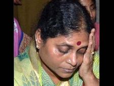 ఓ బిడ్డ జైల్లో ఓ బిడ్డ రోడ్డుపై: కన్నీరుకార్చిన విజయమ్మ