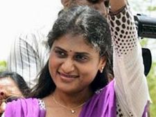రాజన్న రాజ్యానికి షర్మిల హామీ: మాట్లాడని విజయమ్మ