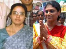 బతుకమ్మ ఆడిన భువనేశ్వరి: బాబుకు షర్మిల ప్రశ్నలు