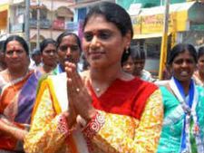 వివాదం: బూట్లతోనే షర్మిల ఈద్గాలో దువా