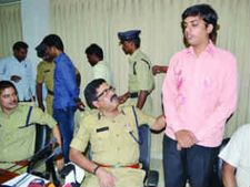 బ్యాంకాక్ తీసుకెళ్లి యువకుడి కిడ్నాప్: ముఠా అరెస్టు