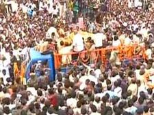 ఎర్రన్నకు అధికారిక అంత్యక్రియలు: బాబు, ఎన్టీఆర్ హాజరు