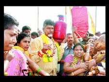 చంద్రబాబు యాత్ర: బాడిషె పట్టారు, చేతిపంపు కొట్టారు