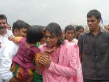  మజ్లీస్‌కు షర్మిల అభినందనలు, బాబుపై దూకుడు