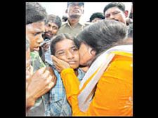  షర్మిల యాత్ర: ఊరడింపులు, పలకరింపులు, ముచ్చెట్లు