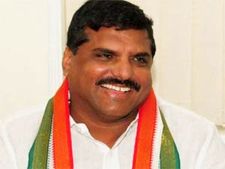 డబ్బు మదంతో యాత్ర: జగన్‌పై బొత్స, కిరణ్ సైలెన్స్!