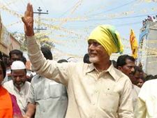 చంద్రబాబు పాదయాత్ర: హోటల్లో టీ, తెలంగాణ సెగ