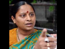 ఆత్మహత్య చేసుకుందాం, రా!: కెసిఆర్‌కు సురేఖ సవాల్
