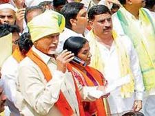 బాబుకు తెలంగాణ సెగ, ఉద్రిక్తత: నచ్చజెప్పిన అధినేత