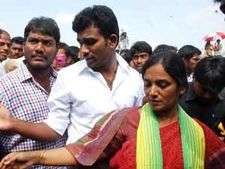 హత్యాయత్నకుట్ర: పరిటాల శ్రీరామ్‌పై కేస్, ఇరికించారు: సునీత