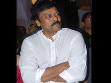 చిరుకు అక్బర్ ఇష్యూ సెగ: పోలీసులతో అక్బర్ వాదన
