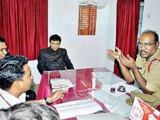 సిడి చూపిస్తూ3గం.అక్బర్ విచారణ: చలాకిగా,నవ్వుతూ