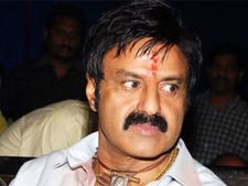 పీలా వర్గం దాడి: బండారుకు బాలయ్య పరామర్శ