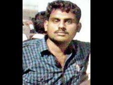 నీరజ్ అంతిమయాత్రలో ఉద్రిక్తత: హరీష్ కాలికి గాయం