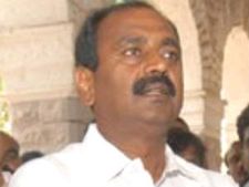 జగన్ పార్టీ డైరెక్టర్ల రాజీనామా!: సిఎంపై భూమన ఫైర్