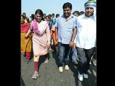 చిరుపై కేసు ఎందుకు పెట్టరు, జగన్ సింహమే: షర్మిల