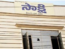 జగన్ సాక్షి కార్యాలయంపై టిడిపి దాడి, అద్దాలు ధ్వంసం