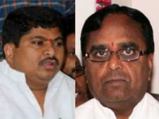 కిందపడ్డ లిఫ్ట్: పొన్నం,పొన్నాల సేఫ్, బాబుయాత్ర స్టార్ట్