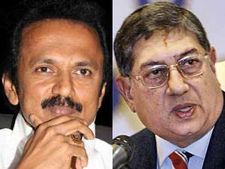 శ్రీనివాసన్ కారు సిబిఐ సీజ్: స్టాలిన్ కారు మిస్