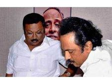 డిఎంకెలో ఆధిపత్య పోరు: అళగిరి అలక, భేటీకి డుమ్మా